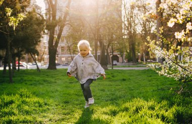Çalışan mutlu sevimli küçük kız 