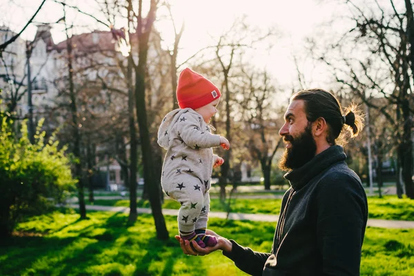 Jonge vader met plezier met zijn dochtertje — Stockfoto