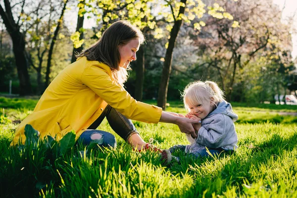 küçük kızı ile oynayan genç anne 
