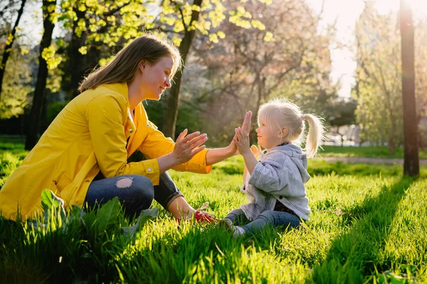 Jonge moeder spelen met haar dochtertje — Stockfoto