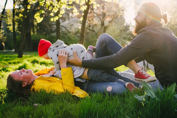 In het voorjaar van park en gelukkige familie — Stockfoto