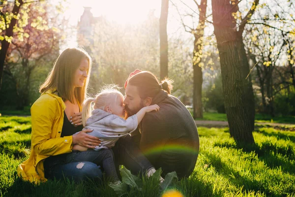 In het voorjaar van park en gelukkige familie — Stockfoto