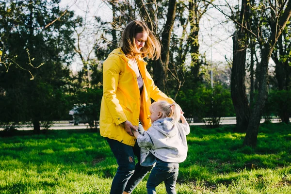 Jonge moeder spelen met haar dochtertje — Stockfoto