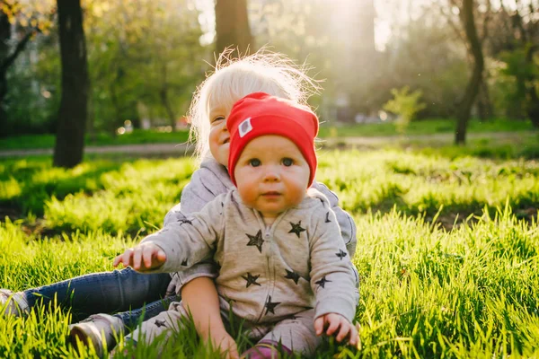 İki sevimli küçük kız eğleniyor 