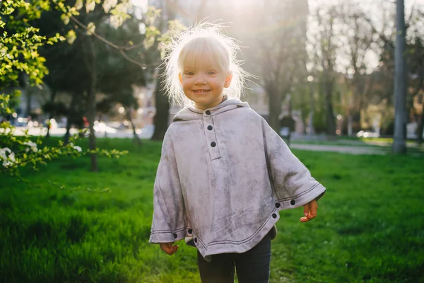 mutlu sevimli küçük kız