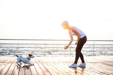 Genç kadın eğitim şirin köpek 