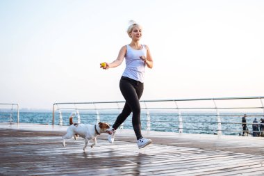 Genç kadın eğitim şirin köpek