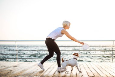 Genç kadın eğitim şirin köpek