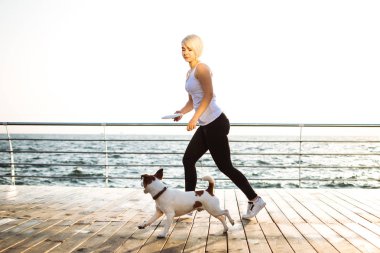 Genç kadın eğitim şirin köpek