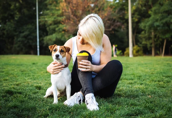 Jovem mulher formação bonito cão — Fotografia de Stock