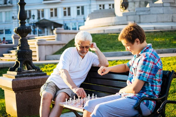 Opa en kleinzoon spelen Schaken — Stockfoto