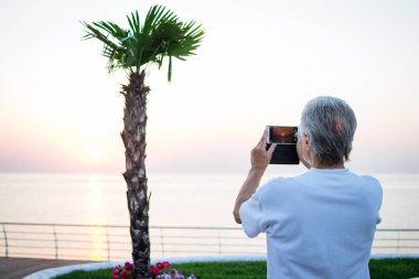 Orta yaşlı adam fotoğraf çekme