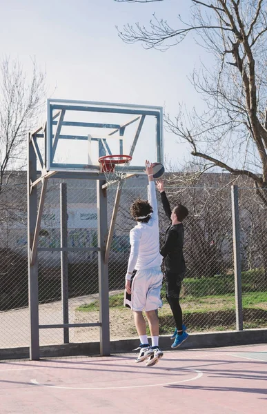 Dois jogadores de basquete jogando basquete ao ar livre — Fotografia de Stock