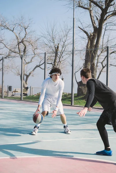 Dois jogadores de basquete jogando basquete ao ar livre — Fotografia de Stock