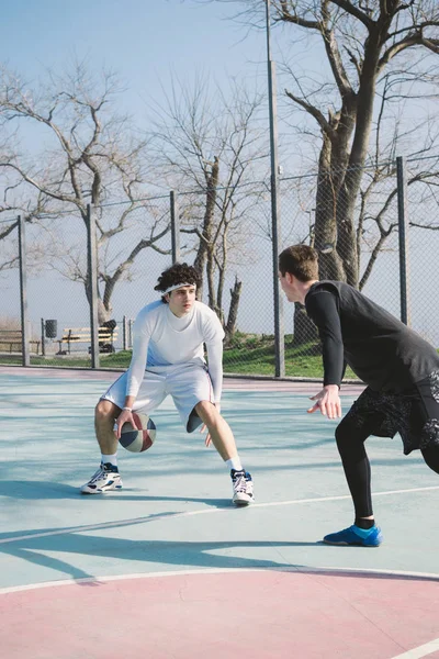 Dos jugadores de baloncesto jugando baloncesto al aire libre — Foto de Stock