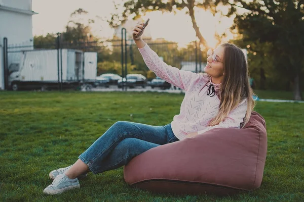 가방에 앉아 선글라스 여 자가 젊은 hipster의 자 그리고 selfie에 전화 야외 — 스톡 사진