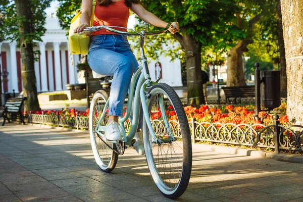 Närbild Unga Vackra Kvinnan Rider Vintage Cykel Sommar Park Gröna — Stockfoto