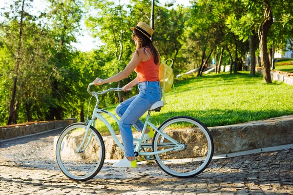 Genç Güzel Kadın Yaz Park Taki Bisiklet Sürme Yeşil Ağaçlar — Stok fotoğraf