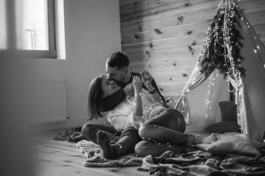 Genç güzel birbirlerine Noel süsleri içinde kapalı zevk çift