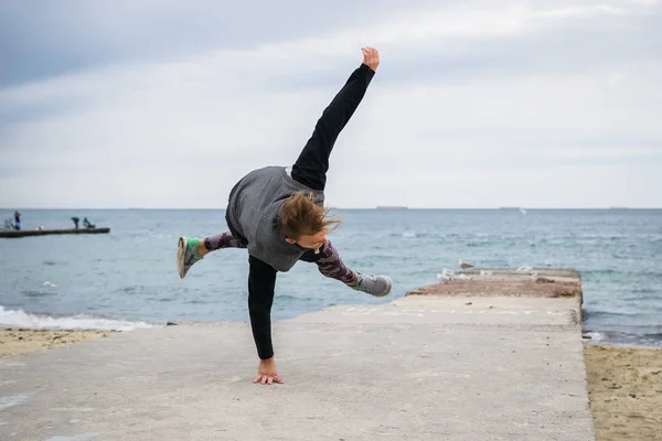 Joven Haciendo Trucos Parkour Playa Cerca Del Mar — Foto de Stock