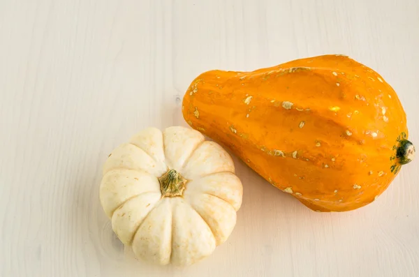 Citrouilles sur une table en bois — Photo