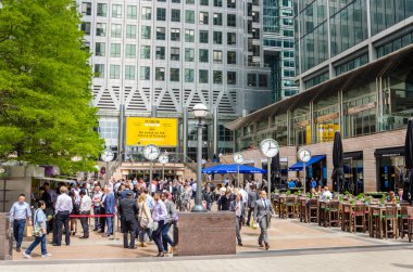 Canary Wharf öğle yemeğinde göçebe insanlar