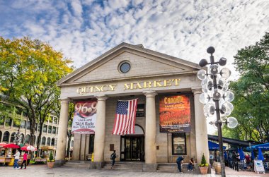 Bir bulutlu sonbahar gününde Boston'da Quincy Market