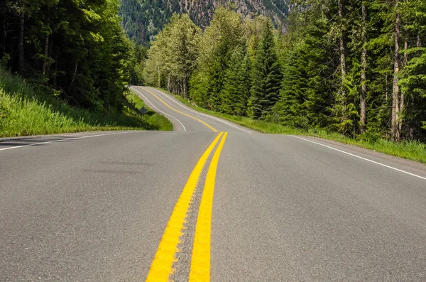 Camino de montaña con subidas y bajadas — Foto de Stock