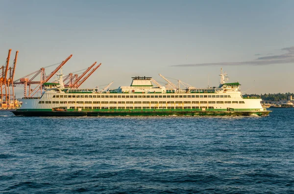 Ferry Leaving the Dock — Stock Photo, Image