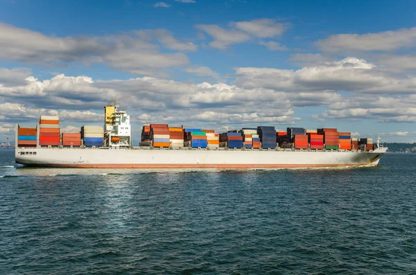 Nave container in navigazione e cielo blu — Foto Stock