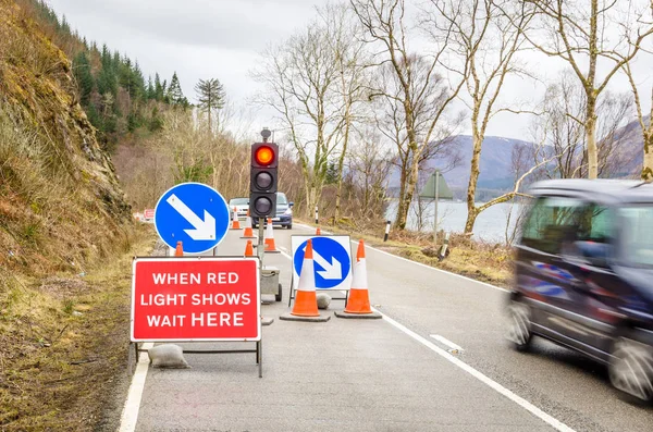 Trafiksignaler på en vägarbeten plats på en landsväg — Stockfoto