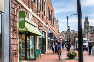 Mağazalar ve restoranlar içinde Downtown New Haven, Ct ile kaplı bir kaldırımda yürüyen insanlar