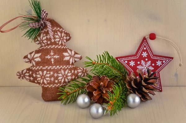 Dekoracje świąteczne na drewnianym tle — Zdjęcie stockowe