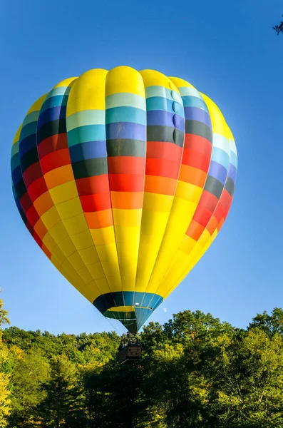 Colourful Hot Air Balloon on a Clear Fall Evening — Stock Photo, Image