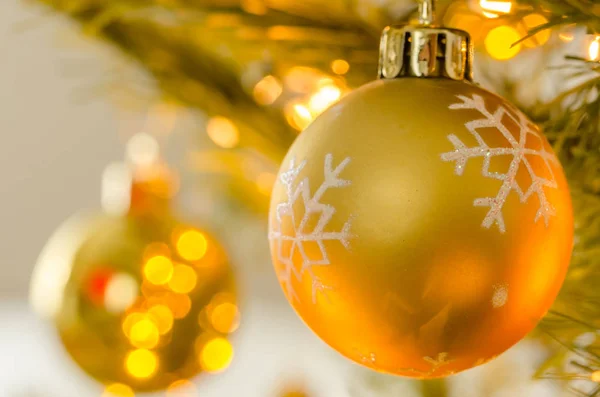 Bauble di Natale su sfondo luminoso — Foto Stock