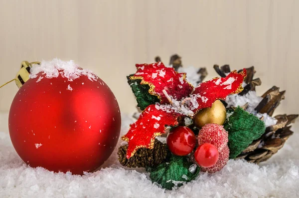 Decorazioni natalizie e neve — Foto Stock