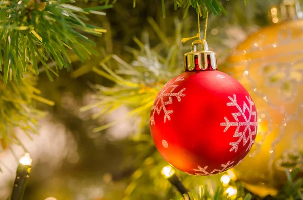 Bauble di Natale rosso su un albero — Foto Stock