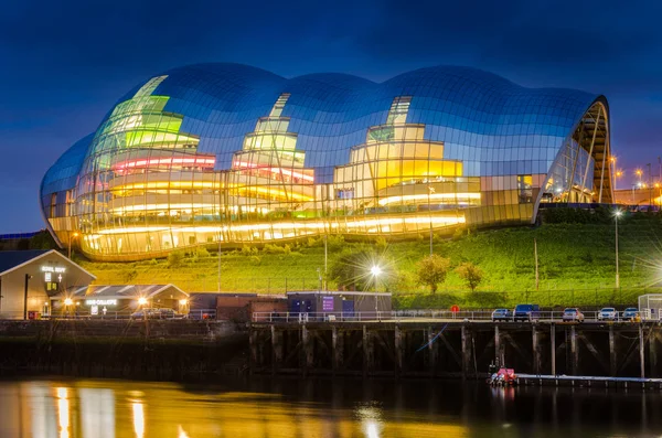 Modern Glass Building in Gateshead, UK, at Night — Stock Photo, Image
