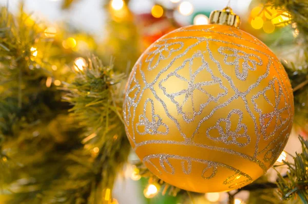 Bauble di Natale decorato d'oro Foto Stock