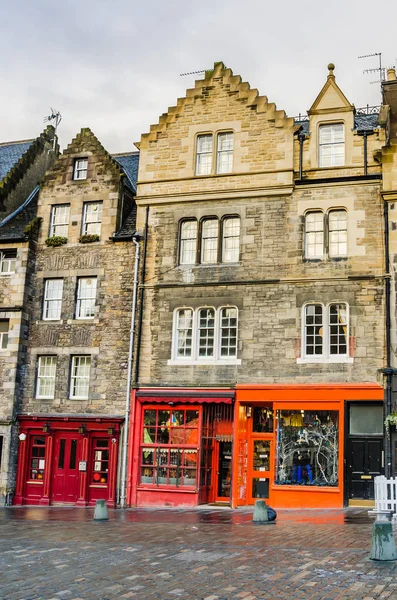 Edificios históricos con coloridas tiendas en Edimburgo — Foto de Stock