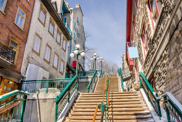 Schodiště lemované staré kamenné budovy v centru města Quebec. — Stock fotografie