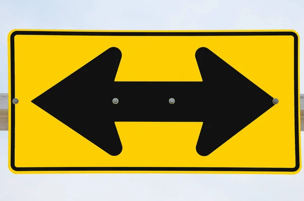Bir kesişme noktalarında sarı trafik işaretleri — Stok fotoğraf