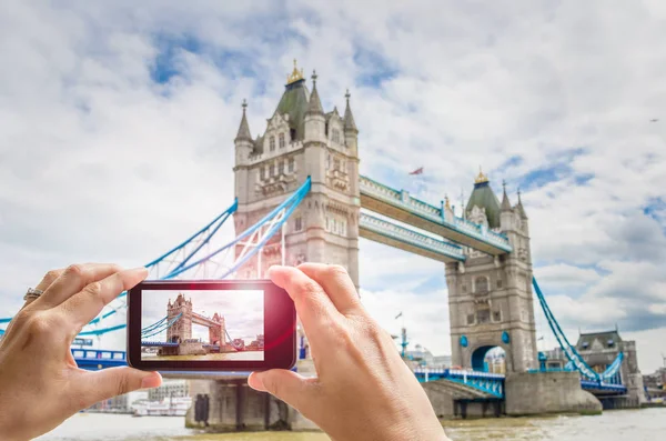 Turista fotí z Tower Bridge s chytrým telefonem — Stock fotografie