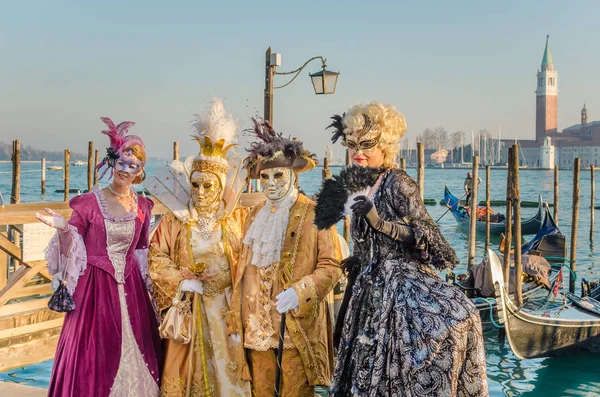 Venedik karnaval kostümleri giyen insanlar — Stok fotoğraf