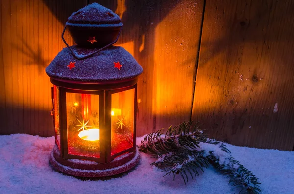 Lanterna coberta de neve ao ar livre — Fotografia de Stock