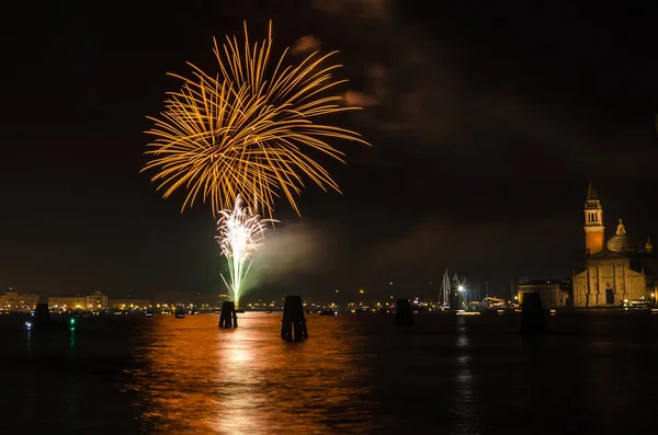 Heldere kleurrijke vuurwerk boven Water — Stockfoto