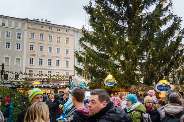Kalabalık insan tarihi Salzburg Noel pazarı — Stok fotoğraf