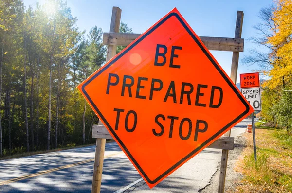 林道上のオレンジ色の道路工事標識 — ストック写真