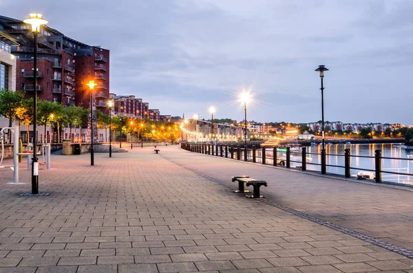 Camino vacío junto al río al anochecer —  Fotos de Stock