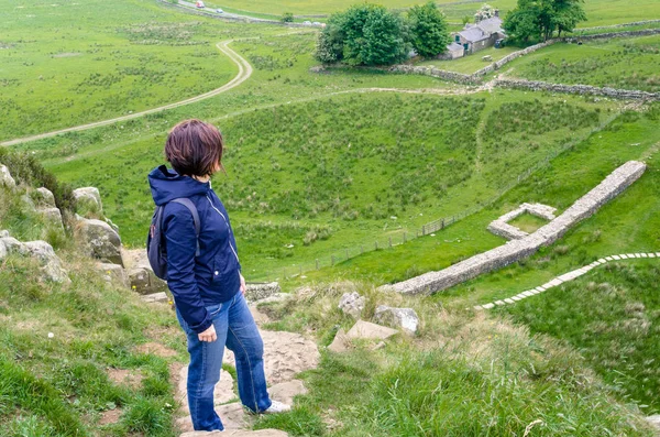 Donna escursionista su un sentiero di montagna — Foto Stock